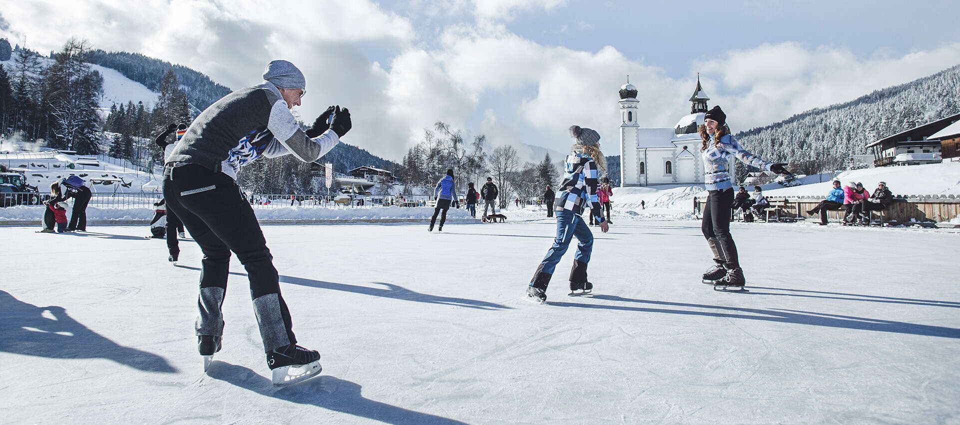 Eislaufen vor dem Seekirchl